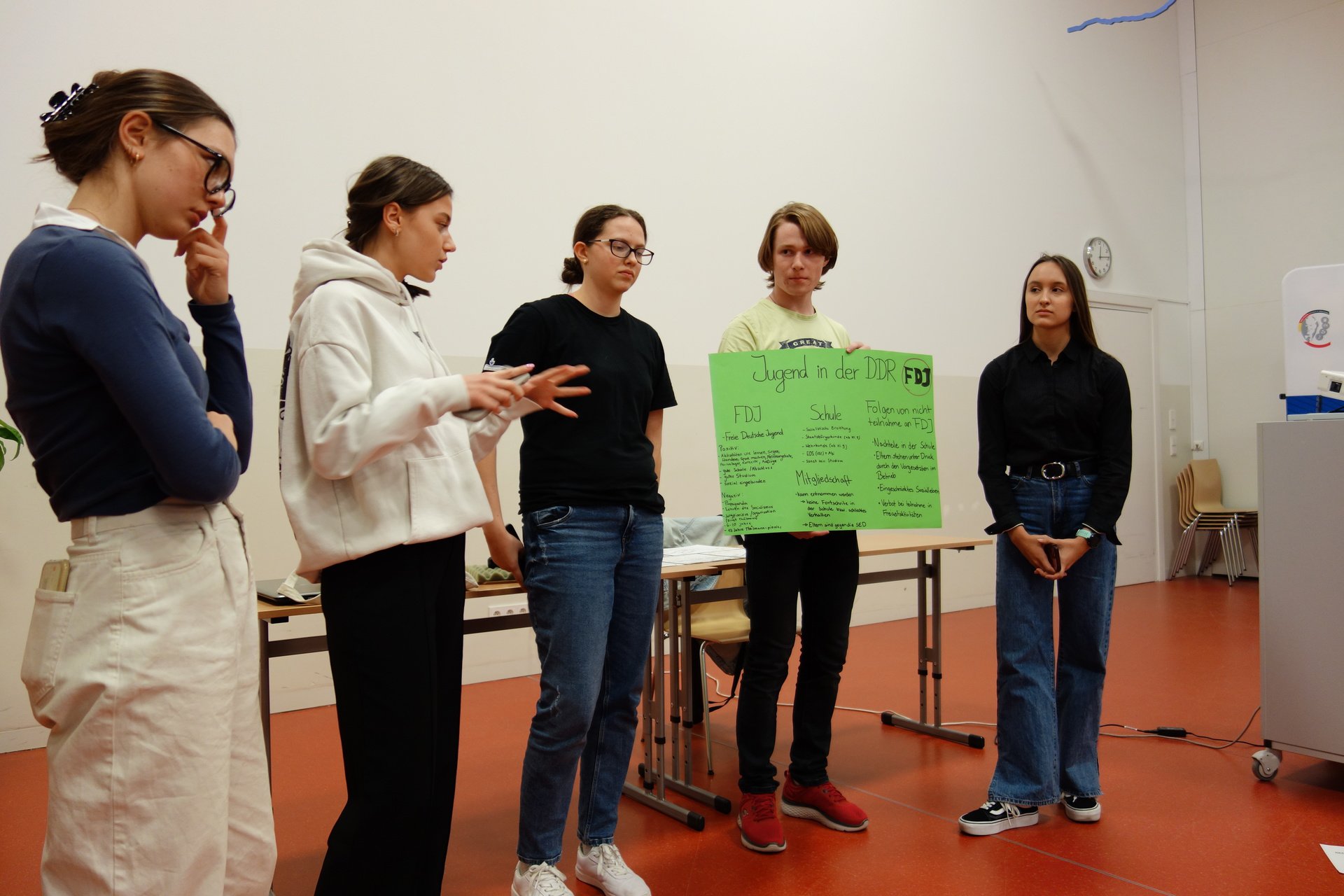 Geschichte wird greifbar: DDR-Projekt HIddenSTORY in vier Auslandsschulen cover